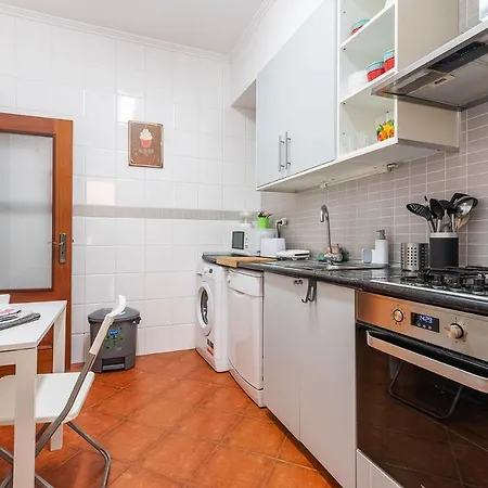 Alm- Spacious. Sunny. Patio. Quiet Area. Fast Wifi Lizbona