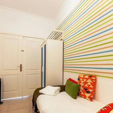 Alm- Spacious. Sunny. Patio. Quiet Area. Fast Wifi * Lizbona
