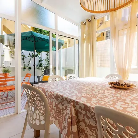 Apartament Alm- Spacious. Sunny. Patio. Quiet Area. Fast Wifi