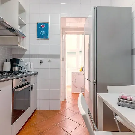 Alm- Spacious. Sunny. Patio. Quiet Area. Fast Wifi * Lizbona