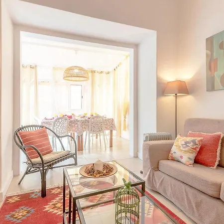 Апартаменты Alm- Spacious. Sunny. Patio. Quiet Area. Fast Wifi Лиссабон
