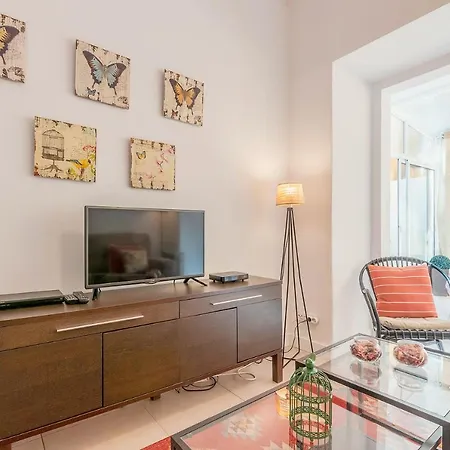 Апартаменти Alm- Spacious. Sunny. Patio. Quiet Area. Fast Wifi Лісабон
