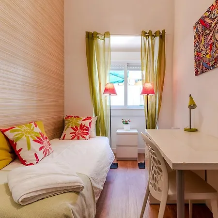 Alm- Spacious. Sunny. Patio. Quiet Area. Fast Wifi * Лісабон